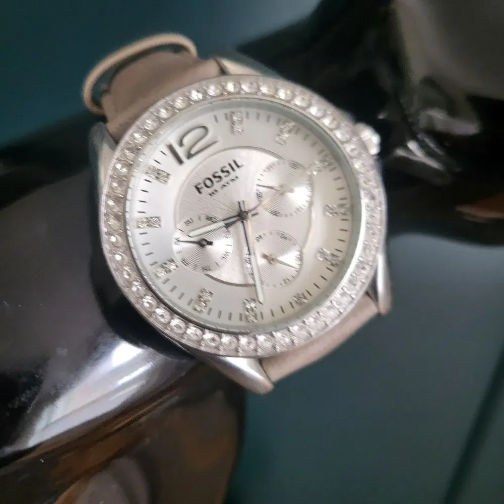 FOSSIL Gray ANALOG LEATHER 18MM Watch Rhinestones ESS-132 Silver